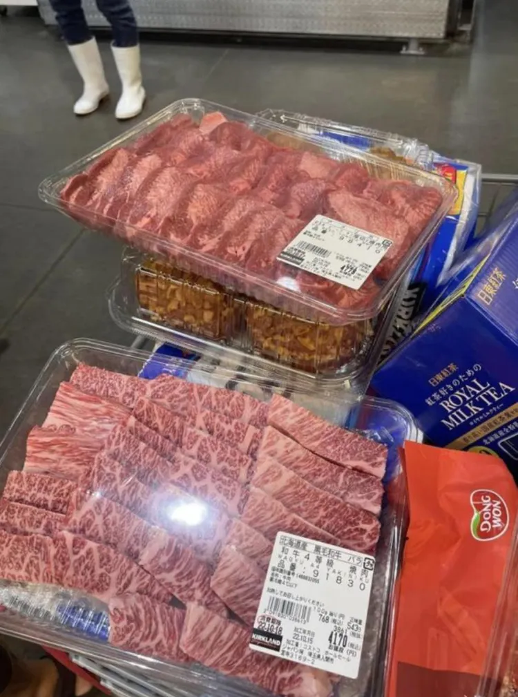 發文者指出，台灣使用保麗龍盒盛裝肉品，不環保又不透明、藏爛肉，日本的全透明包裝讓人放心許多。翻攝自臉書「Costco好市多 商品經驗老實說」