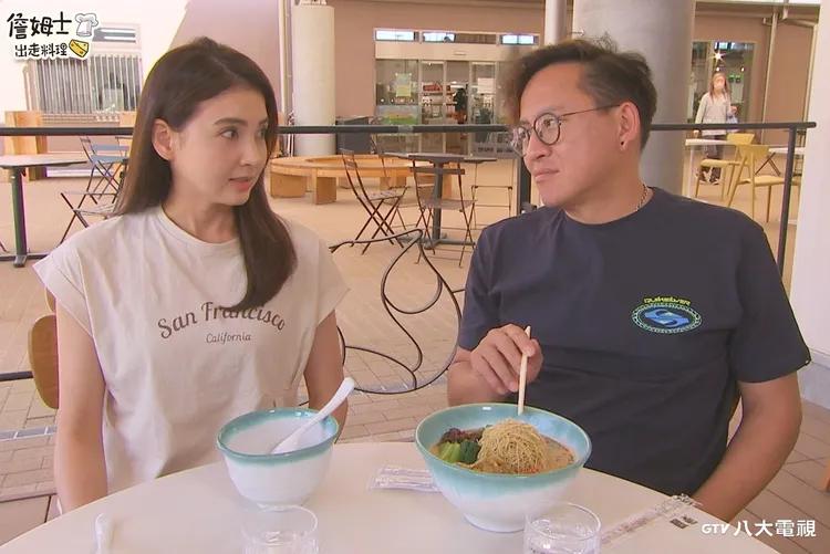 詹姆士（右）和韋汝品嚐創新美味栗子「蒙布朗拉麵」。八大提供