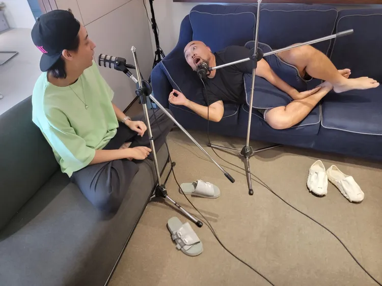 李玉璽（左）與美麗本人錄音的姿勢曝光。《麗璽咧敢》提供