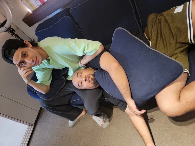 李玉璽（後）與美麗本人互動逗趣。《麗璽咧敢》提供