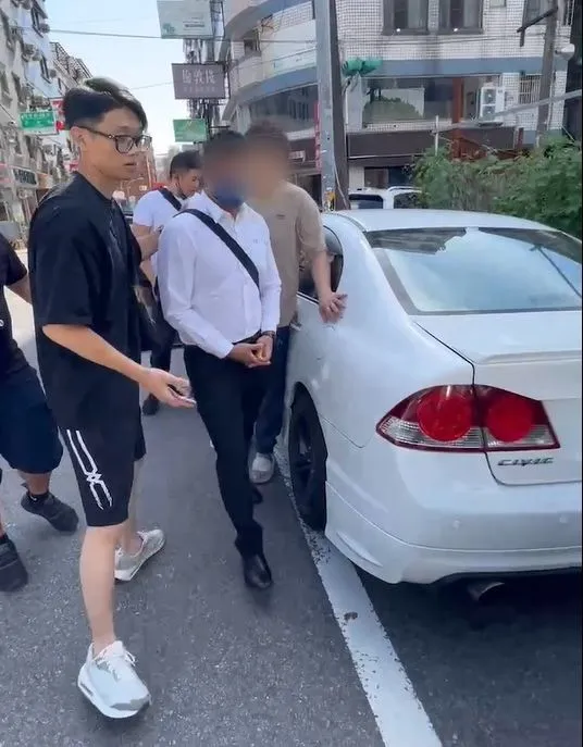 警方逮捕2名車手。中壢警分局提供