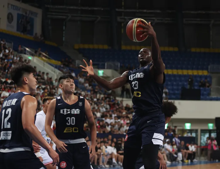 斑霸(右)上籃。中華籃協提供