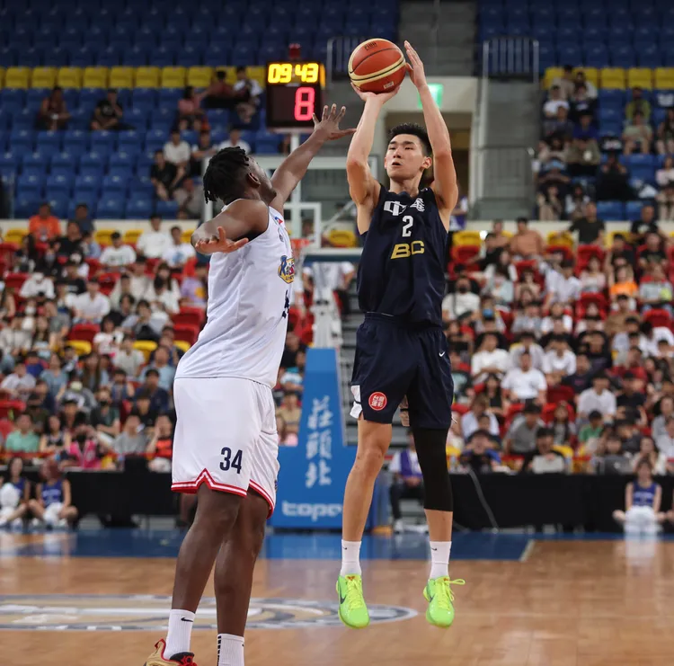 馬建豪(右)跳投。中華籃協
