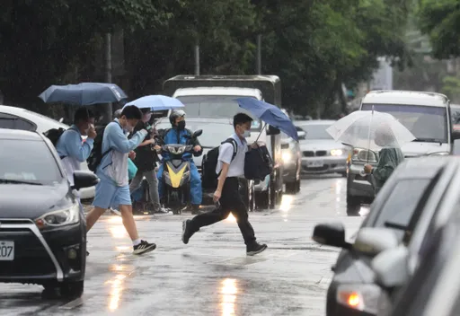 嘉義以南大雨特報！北部、花東高溫警戒　明起雨彈連炸4天