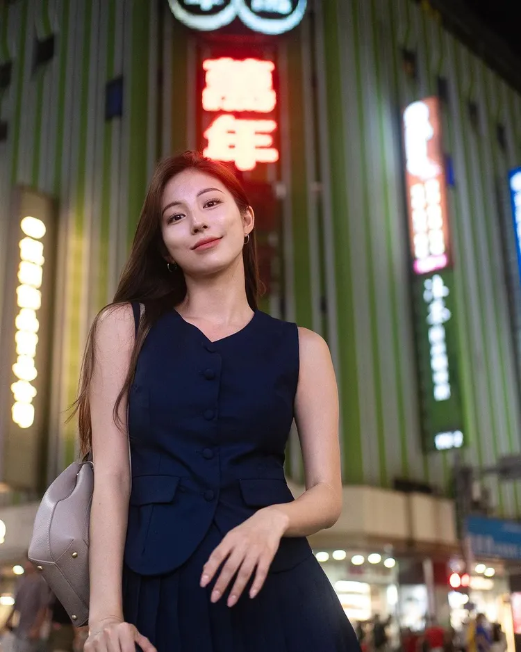 金寶拉在西門町萬年大樓前留影。翻攝自金寶拉IG