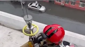 民眾發現積水並不嚴重。翻攝影片