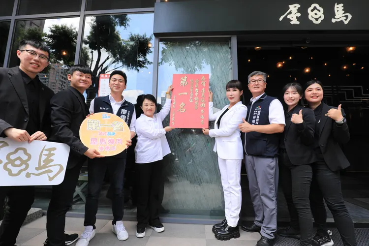 盧秀燕到燒烤冠軍店家「屋馬燒肉崇德店」門口貼紅榜表達祝賀。市府提供