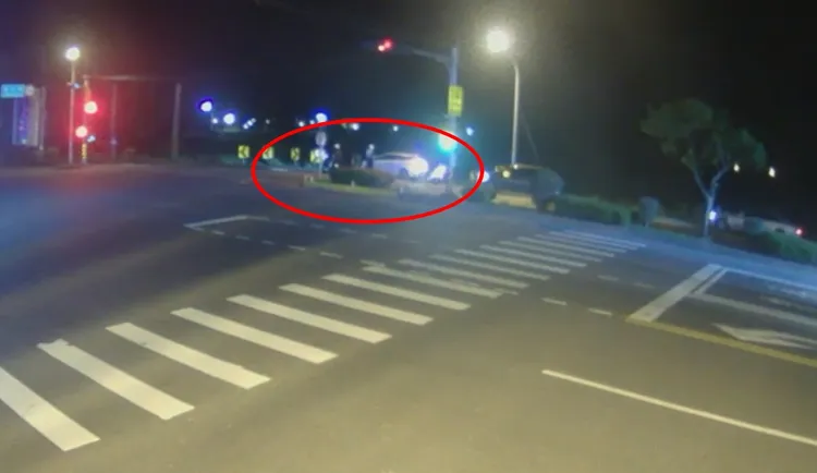 警方盤查小客車。翻攝畫面