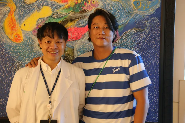 台大名醫施景中（左）大讚韓哥（右）「真的是巨星。」翻攝《Jin-Chung Shih 》臉書