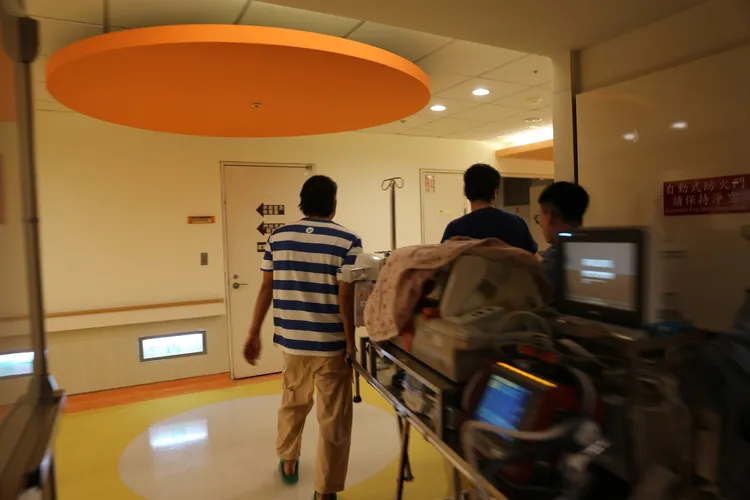 台大名醫施景中（左）大讚韓哥（右）「真的是巨星。」翻攝《Jin-Chung Shih 》臉書