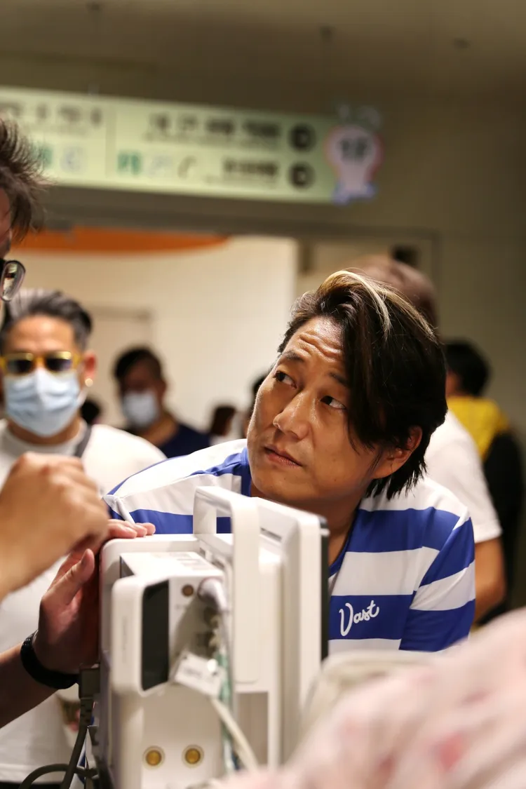 台大名醫施景中（左）大讚韓哥（右）「真的是巨星。」翻攝《Jin-Chung Shih 》臉書