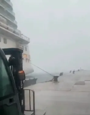 郵輪固定在碼頭的纜繩被強風吹斷。翻攝推特@Centinela_35
