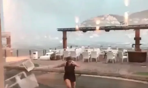 椅子追著路人跑 渡假勝地暴風雨害郵輪撞船