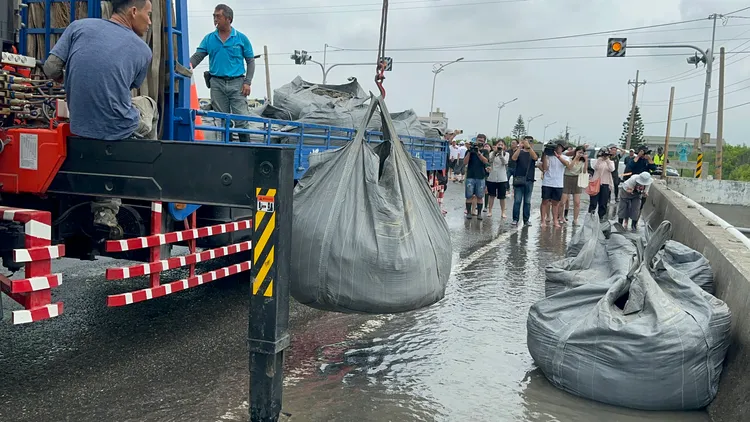 鄉公所調派沙包擋水。民眾提供