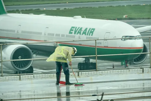 獨家|旅客困關西畫面曝!泡麵果腹急哭:何時有加班機? 長榮地勤攤手挨轟「最貴廉航」