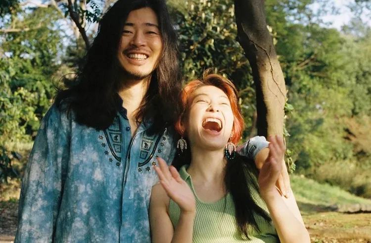 KOM_I（右）與伴侶太田光海拍攝《胎兒之旅》紀錄片。翻攝kom_i_jp IG