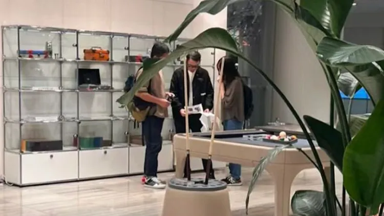 梁朝偉和女友人一同逛街。翻攝小紅書