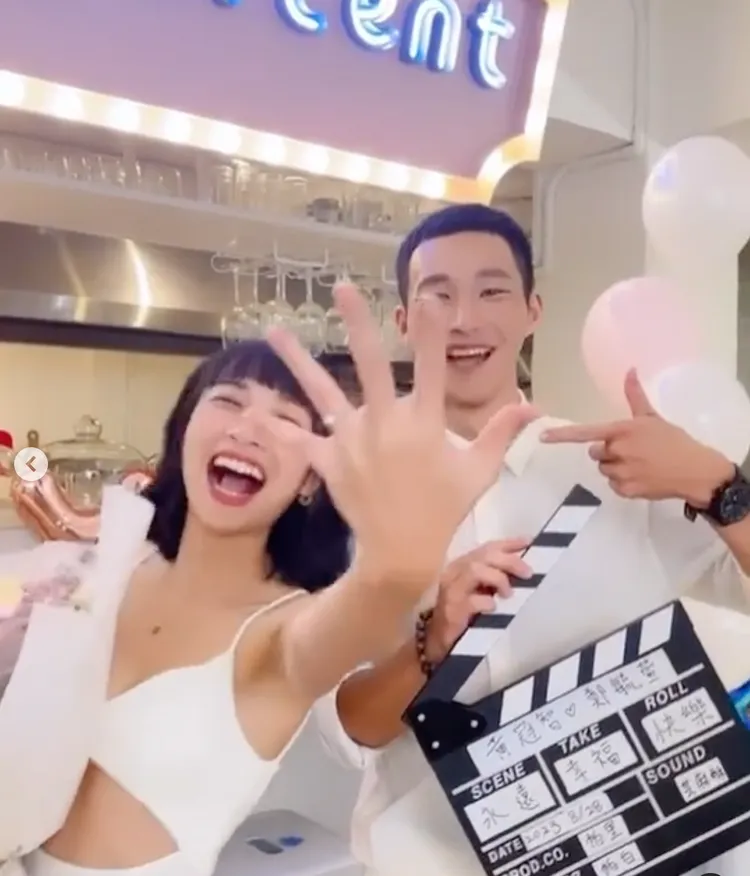 黃冠智（右）和鄭毓萱開心曬鑽戒。翻攝黃冠智IG