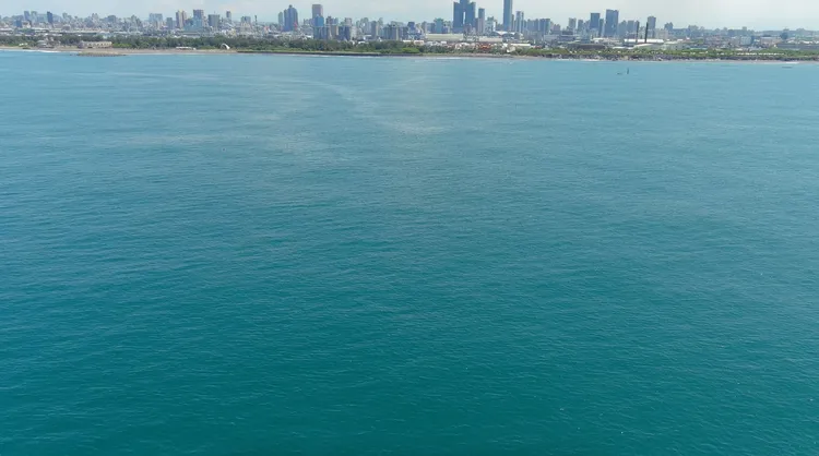 海面僅少許薄油膜。翻攝畫面