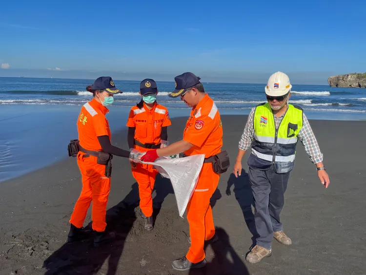 港務公司派員現場撿拾油球。翻攝畫面