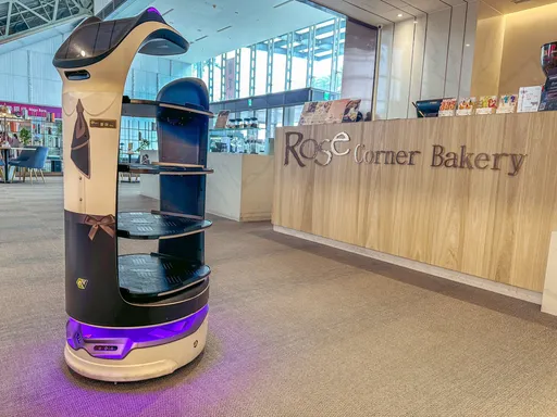 旅宿业数位转型 台中五星级酒店推AI智能客服、机器人送餐