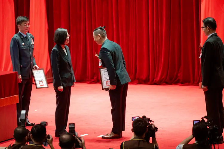 邰智源領獎引發騷動。總統府提供