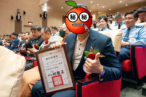 蔡英文軍人節前親頒「敬軍模範」！　男藝人領獎引騷動