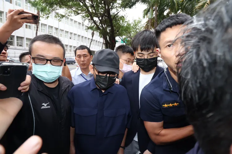 黃子佼戴著口罩帽子一語不發。彭欣偉攝