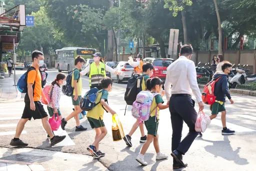 今開學日忘戴口罩別怕!北市中小學解禁了 家長也可陪入校