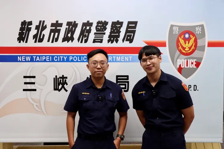 警員劉威廷與吳育彰合作，爬上鋼橋救下尋短男子。警方提供