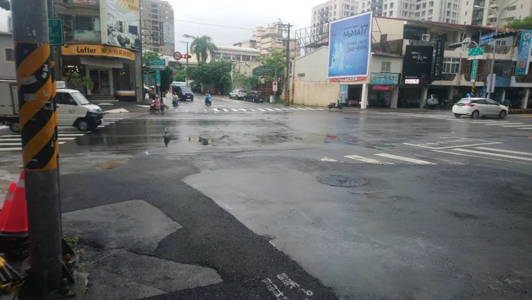 東區自由路及東門路口快速退水。水利局提供