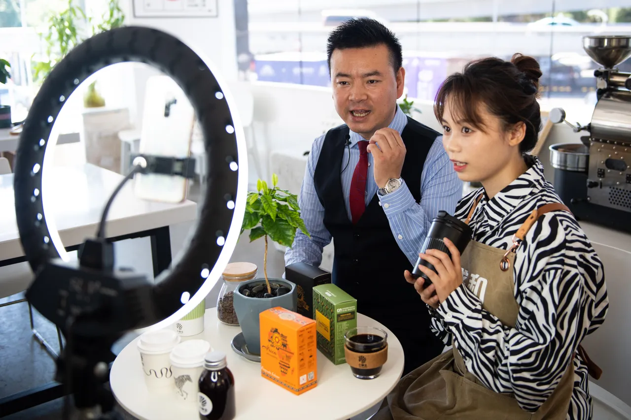 中國湖南長沙,一名咖啡業者正直播推銷咖啡。新華社