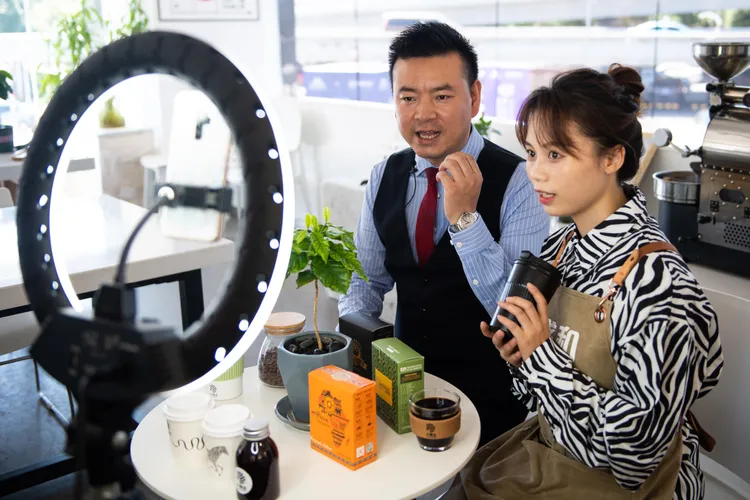 中國湖南長沙，一名咖啡業者正直播推銷咖啡。新華社