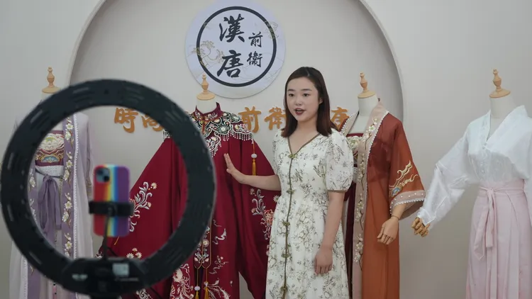 中國山東曹縣一名直播主正推銷漢服。新華社