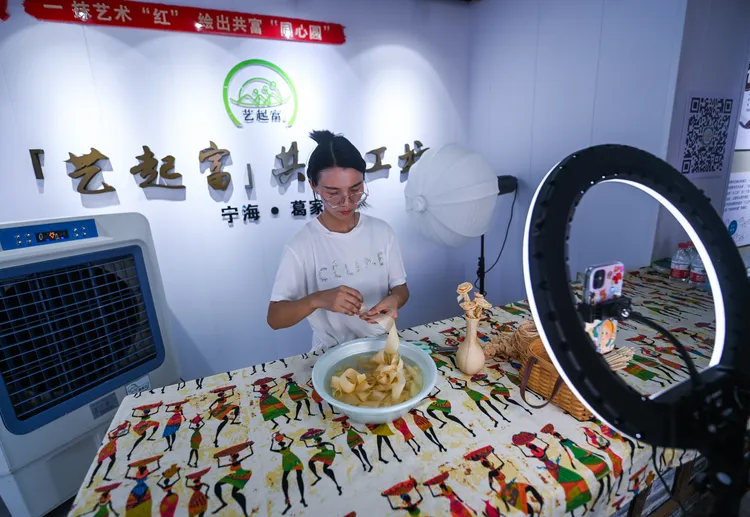 中國浙江寧波，一名直播主展示藝品的製作。新華社