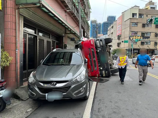 失速片|水泥車左轉失控翻覆 水泥傾瀉波及2汽機車、3民宅