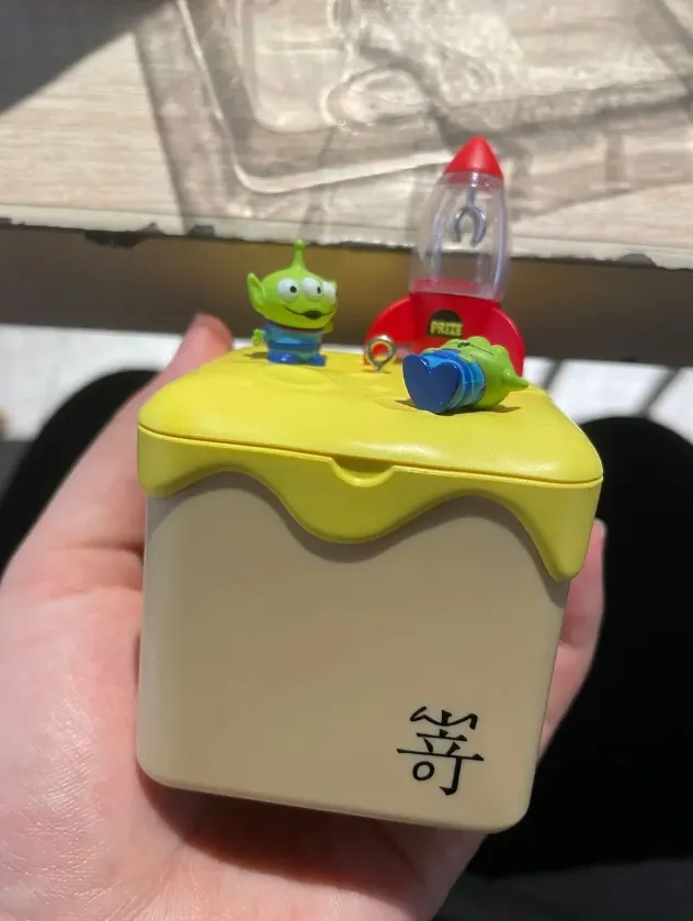 立體造型悠遊卡本尊曝光，笑翻網友。取自Dcard