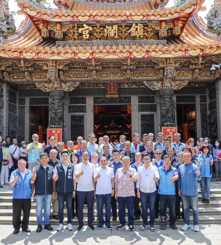 侯友宜在鎮瀾宮前與眾人合影。國民黨提供