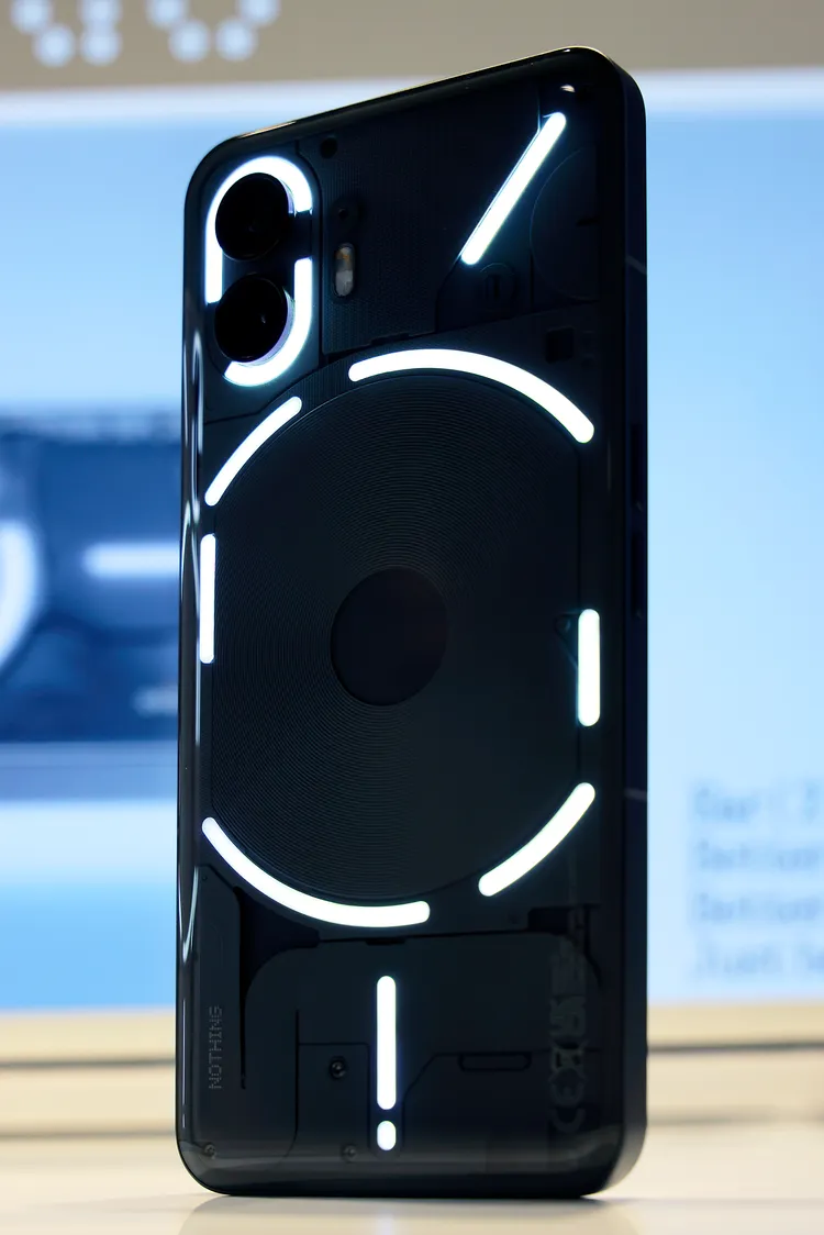 NOTHING Phone (2) 背部的 Glyph Interface 燈效顯現獨有風格。原廠提供