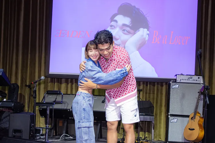 王ADEN與溫妮玩愛得抱抱。本人提供