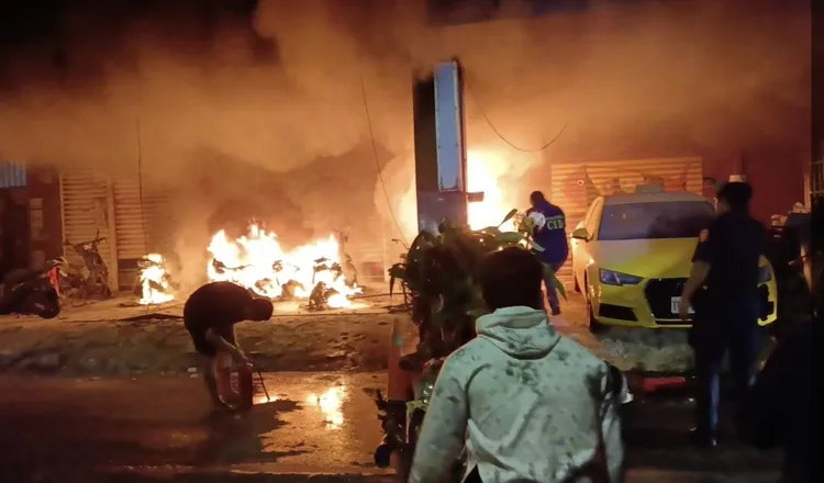 恆春鎮西門路凌晨火警，5部機車全燒毀。翻攝畫面