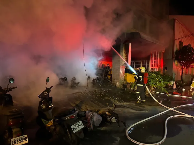 恆春鎮西門路凌晨火警，5部機車全燒毀。翻攝畫面