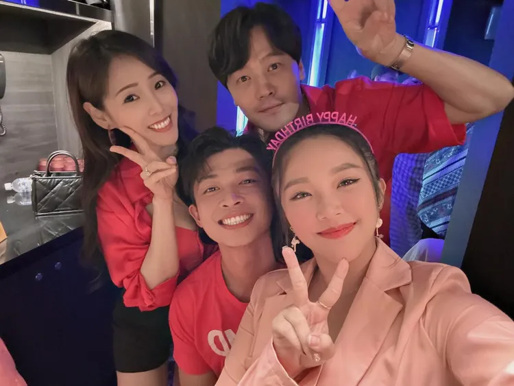 賴慧如（右）跟男友及黃文星夫婦在慶生趴合影。民視提供