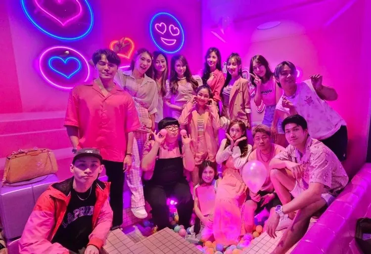 賴慧如（中）的慶生趴被指成了求婚趴，她並未否認。民視提供