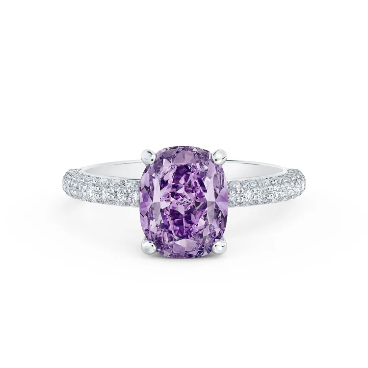 全場最貴的Spring Masterpiece鑽石戒指，擁有真稀2.78克拉濃彩帶粉紅色的紫鑽作為主石，約2億1710萬元。品牌提供
