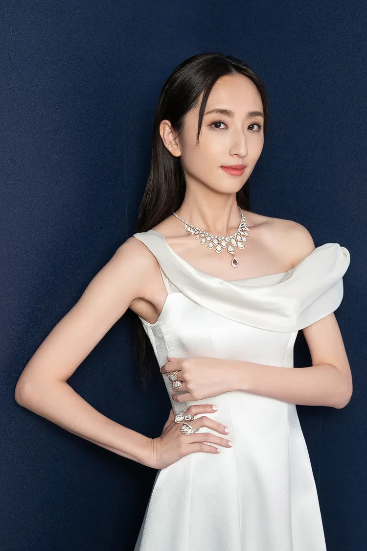 柯佳嬿化身「春神」，展宴春季系列作品。品牌提供