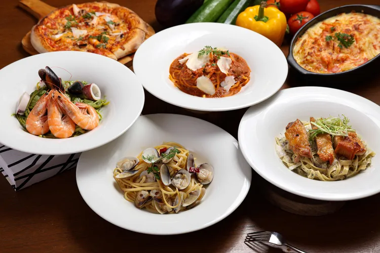 平日午間單點午餐即升級套餐優惠，主打最低每人320元起即可享用奶油白醬筆管麵、瑪格莉特披薩、番茄海鮮義大利麵等多種義式風味料理。義饗食堂提供