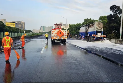 槽車輪胎冒煙釀火燒車　國1湖口南下路段車流回堵10公里