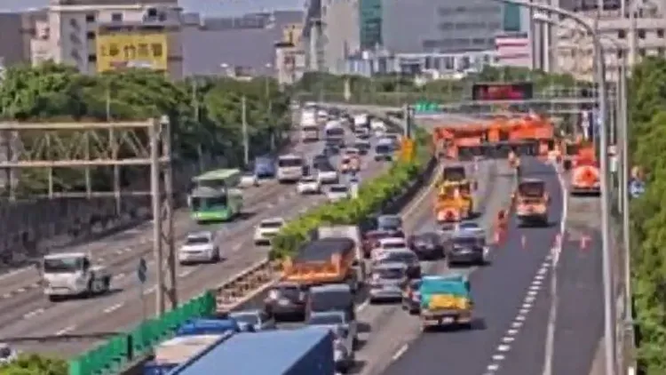 現場進行拖吊作業時，一度占據南下所有車道，造成車輛回堵。翻攝畫面