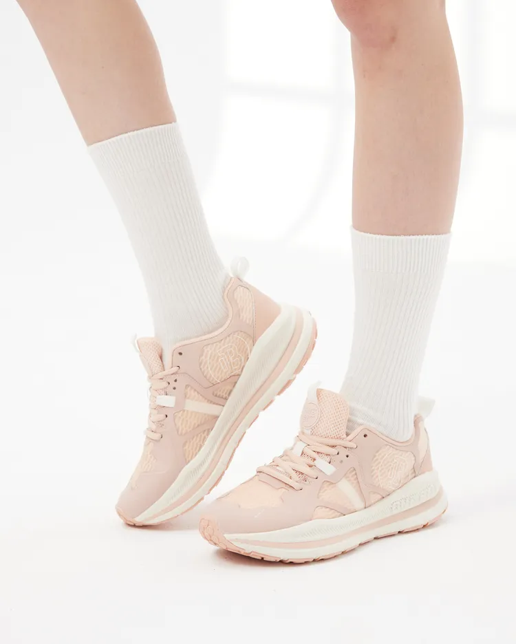 ONE BOY ｢休閒機能輕旅鞋｣中底選用 EVA 材質，提供緩震與 Q 彈反饋。